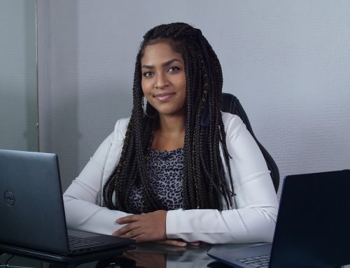 Young resident from the outskirts of SÃ£o Paulo learns programming and enters the job market.